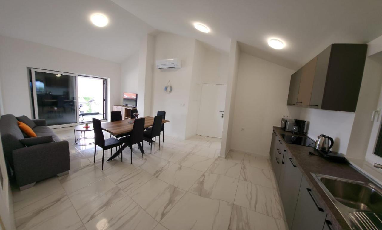 Apartmani M&L I M&J Малинска Екстериор снимка
