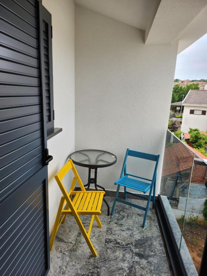 Apartmani M&L I M&J Малинска Екстериор снимка