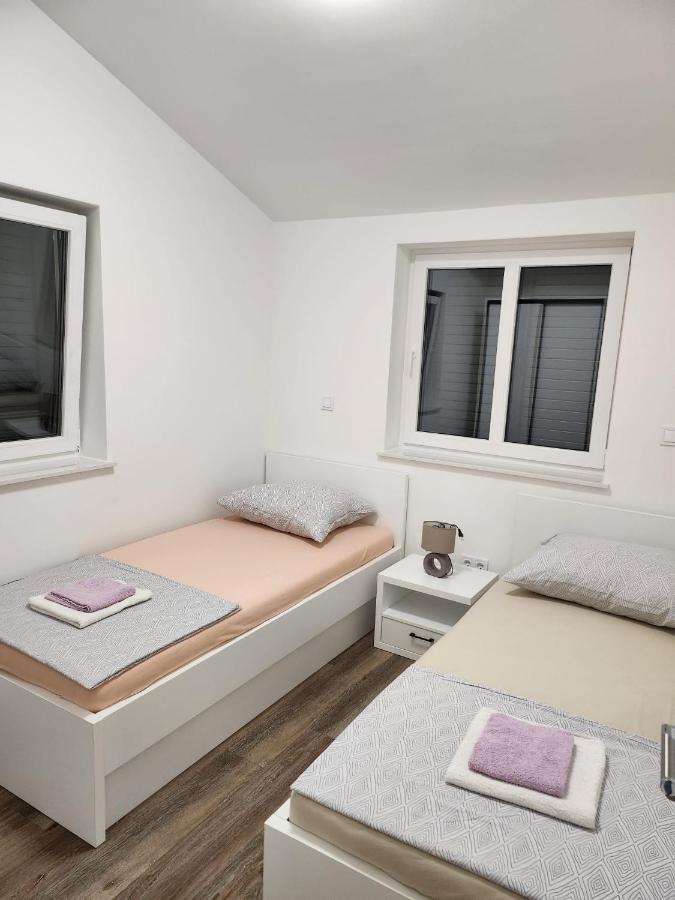 Apartmani M&L I M&J Малинска Екстериор снимка