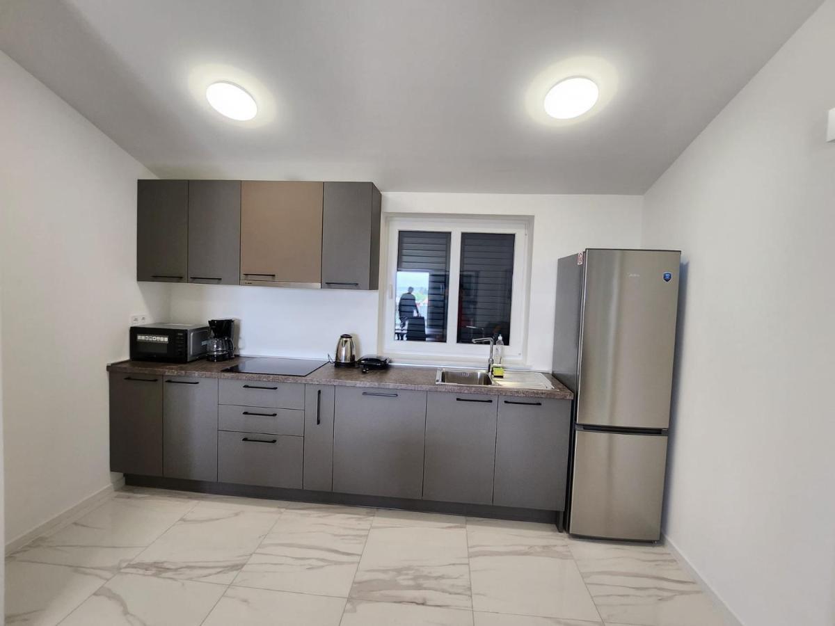 Apartmani M&L I M&J Малинска Екстериор снимка