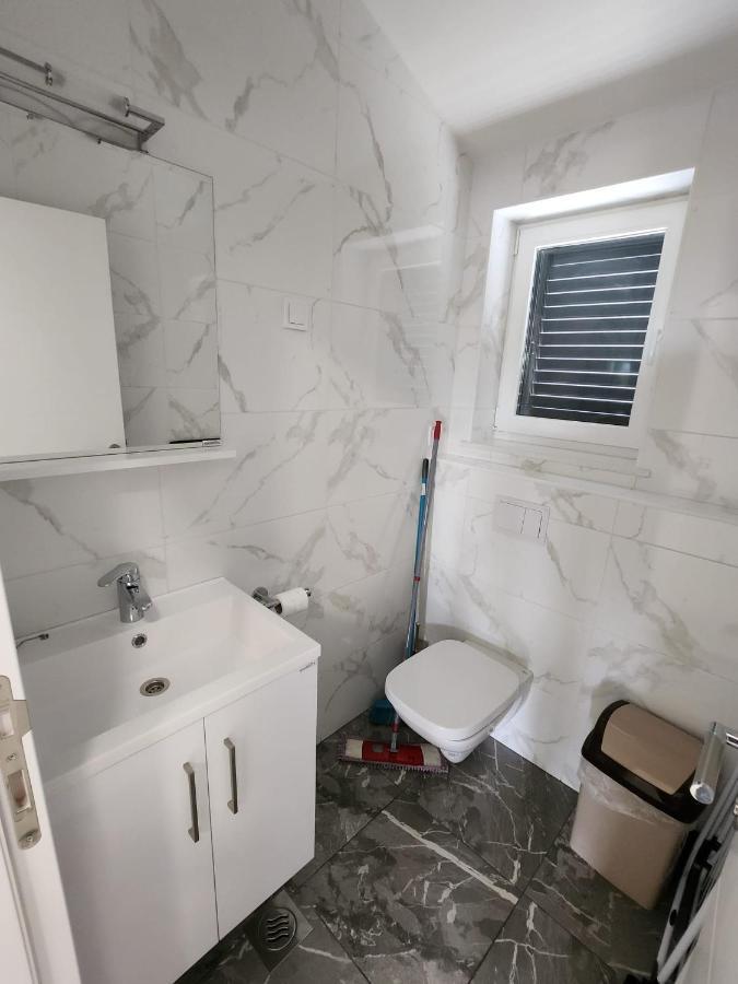 Apartmani M&L I M&J Малинска Екстериор снимка