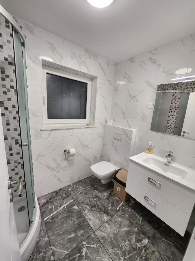 Apartmani M&L I M&J Малинска Екстериор снимка