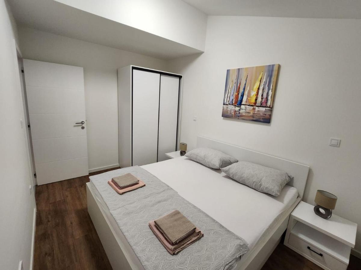 Apartmani M&L I M&J Малинска Екстериор снимка
